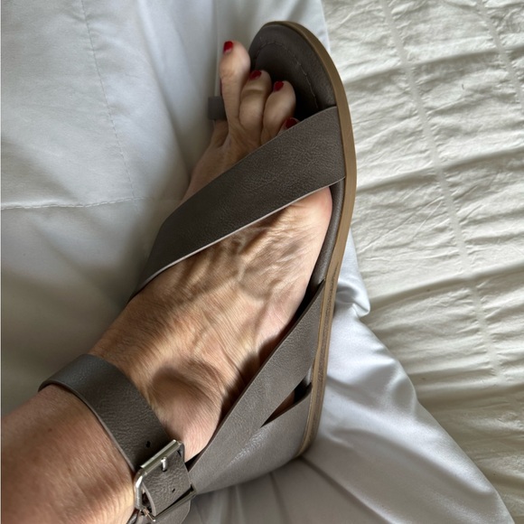 Wonderly Gray Sandals, 6, Toe Ring, NWOT - Picture 2 of 7